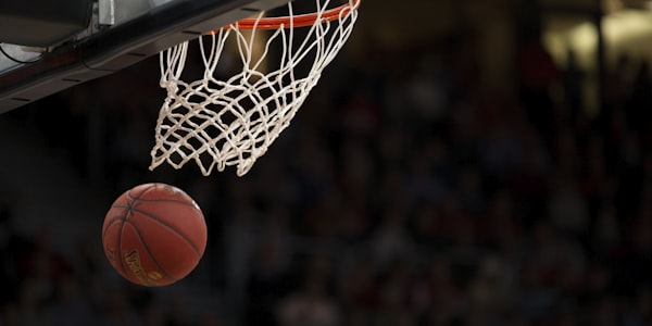 NBA篮球运动员飞跃扣篮的精彩画面